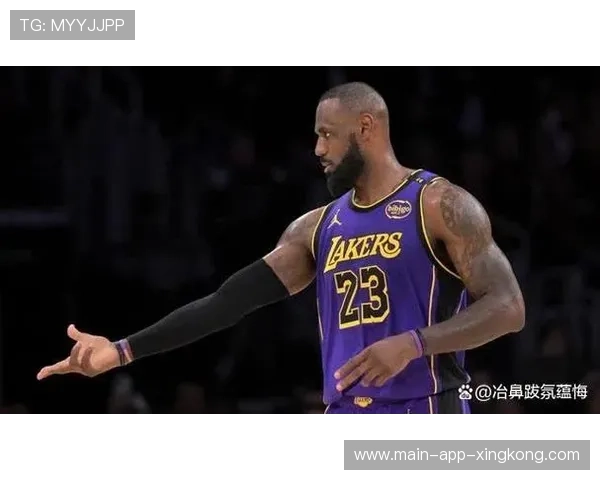 湖人詹姆斯背后助攻展现老将智慧
