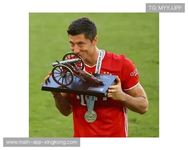 莱万靠脚尖一点传球化腐朽为神奇,拜仁前场思路清晰