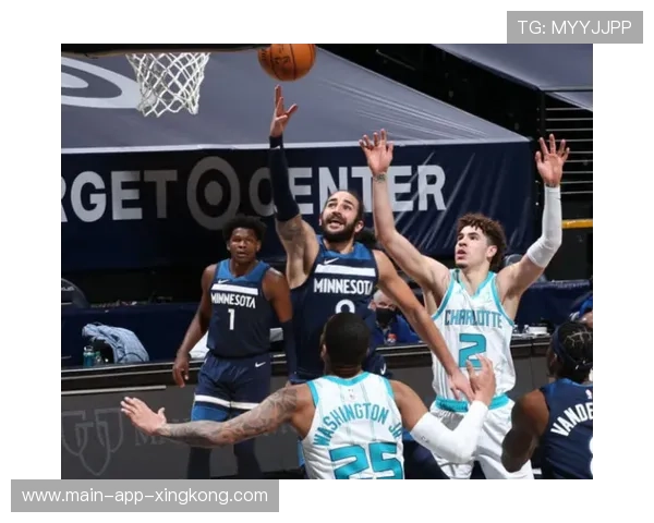 特里小范围突破制造空位,夏洛特追分势头拉满