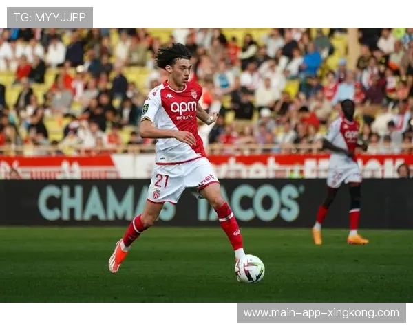 法甲摩纳哥传中威胁十足,门前混战屡出良机——从边路传中到射门的全场景训练解码