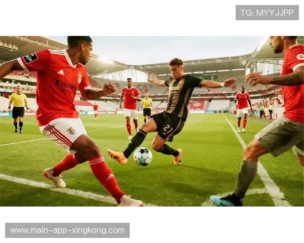 本菲卡定位球套路再次奏效,前场混战中得分